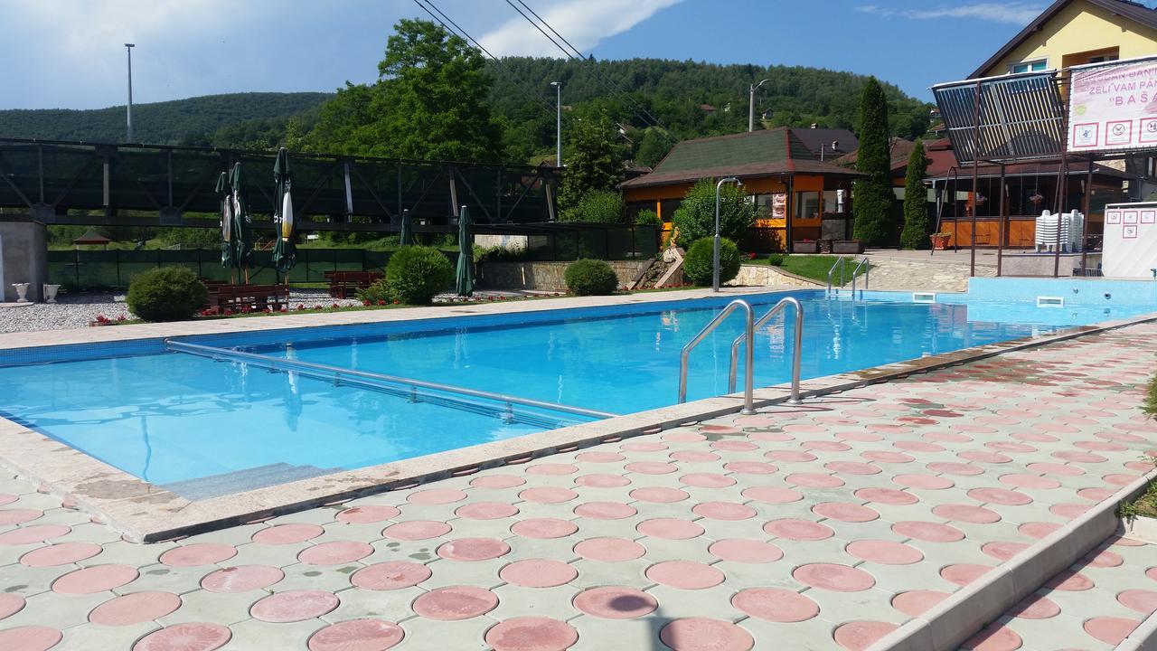 Pansion Basa Hotel Ustikolina Exterior photo